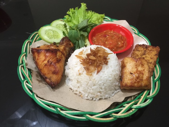 Detail Gambar Ayam Goreng Nasi Nomer 40