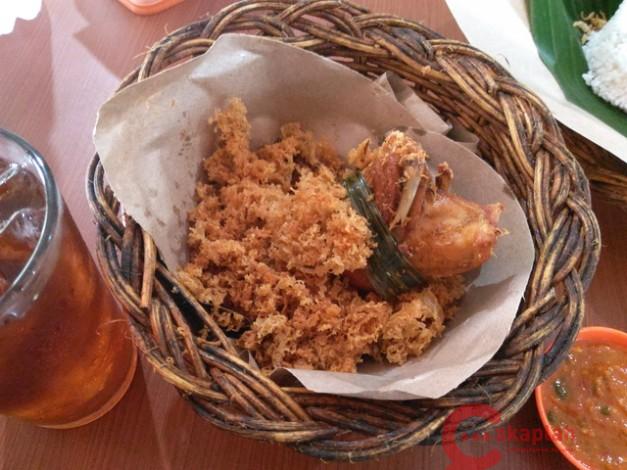 Detail Gambar Ayam Kremes Di Piring Nomer 4