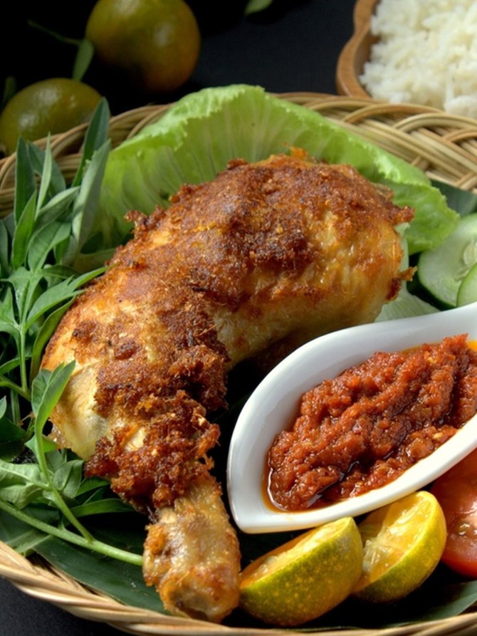 Detail Gambar Ayam Kremes Di Piring Nomer 45