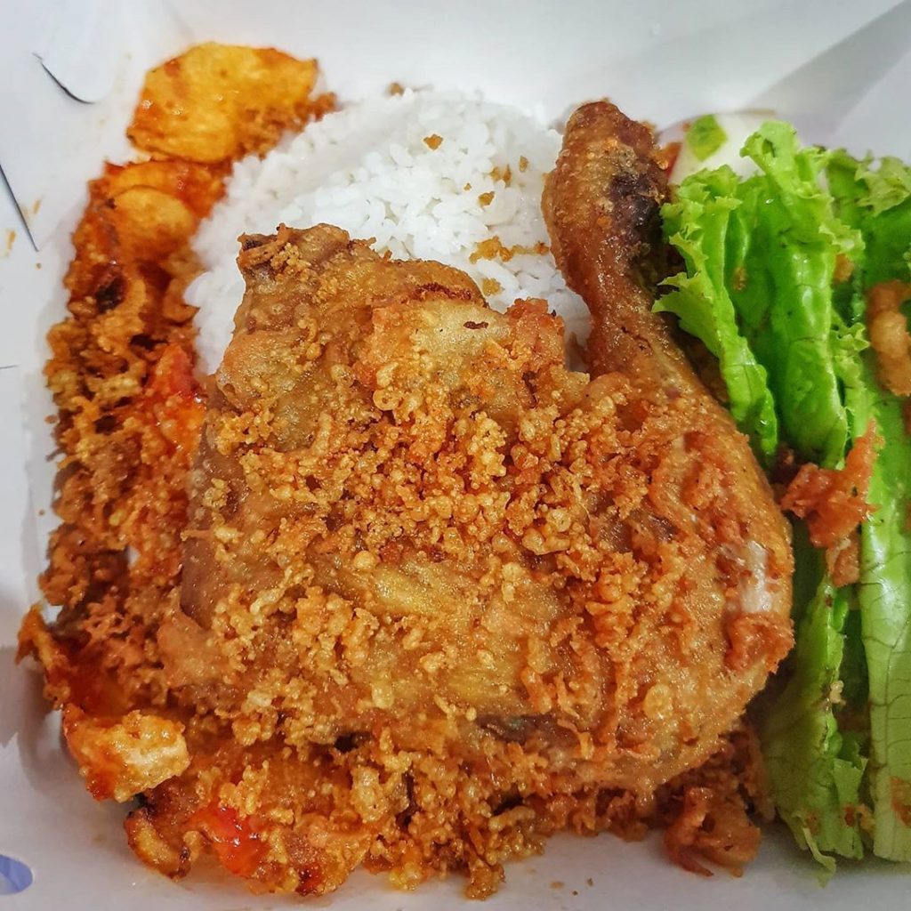 Detail Gambar Ayam Kremes Di Piring Nomer 8