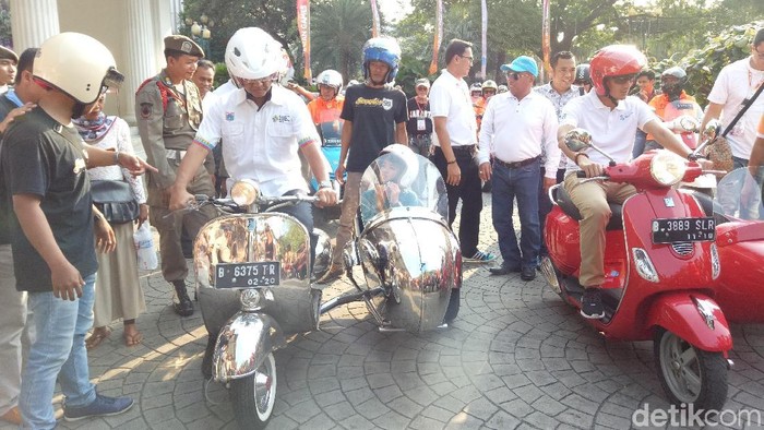 Detail Gambar Ayam Naik Motor Vespa Kartun Nomer 38