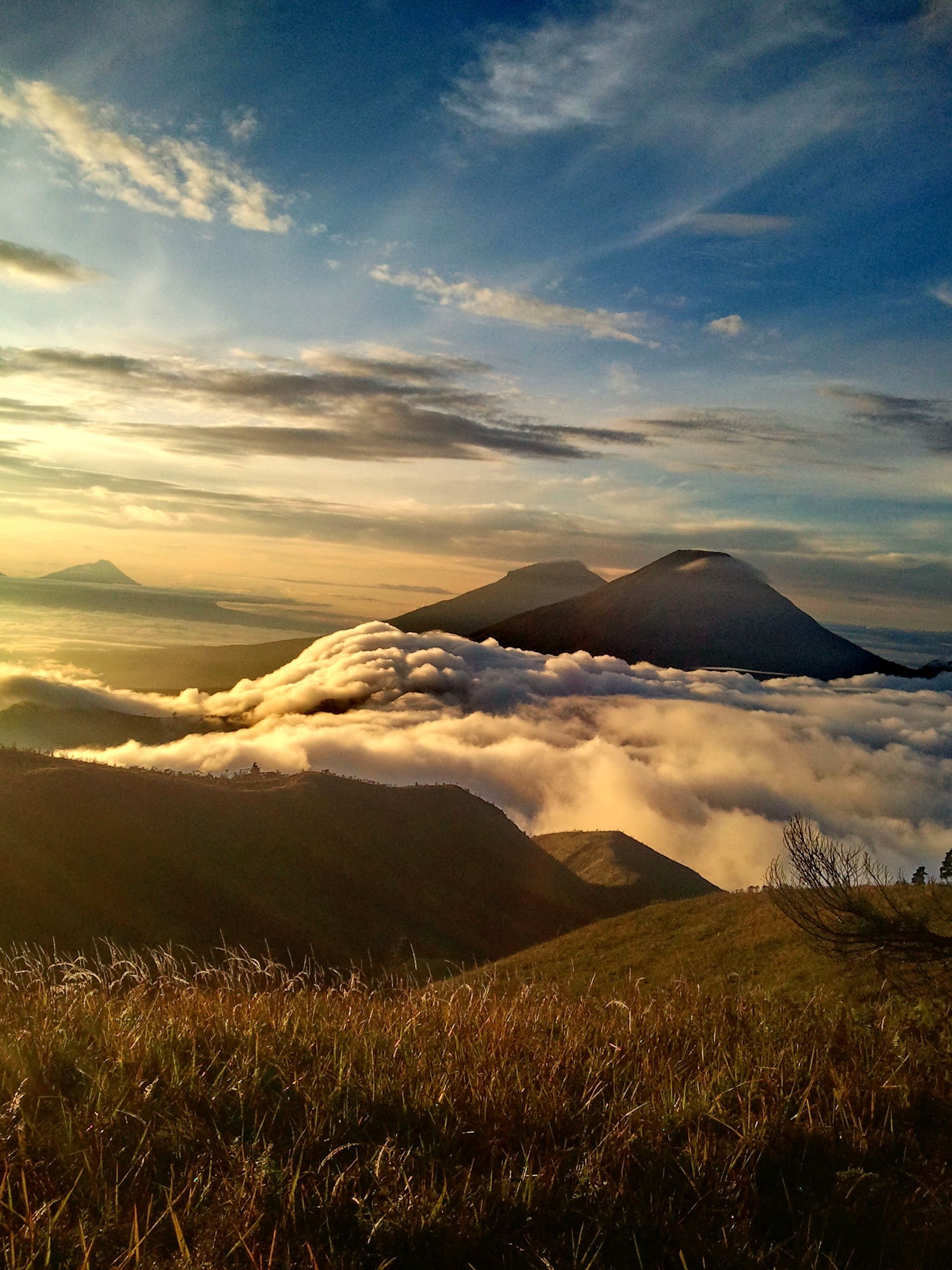 Detail Gambar Background Keren Puncak Gunung Nomer 2