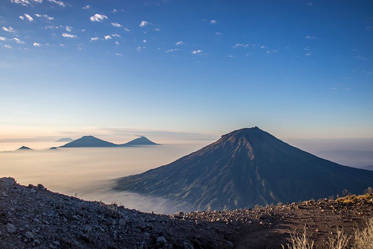 Detail Gambar Background Keren Puncak Gunung Nomer 8