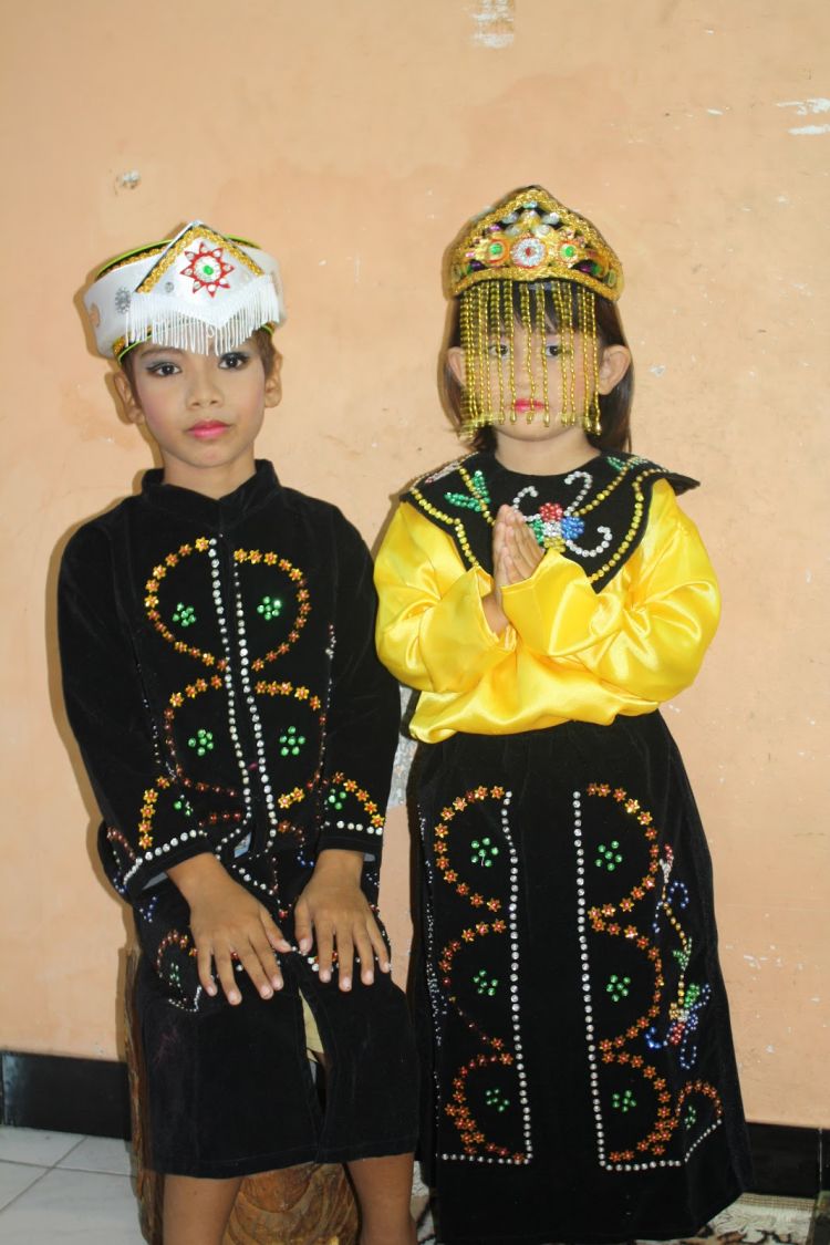 Detail Gambar Baju Adat Anak Anak Nomer 45