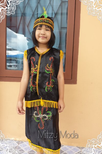 Detail Gambar Baju Adat Dayak Anak Perempuan Nomer 2