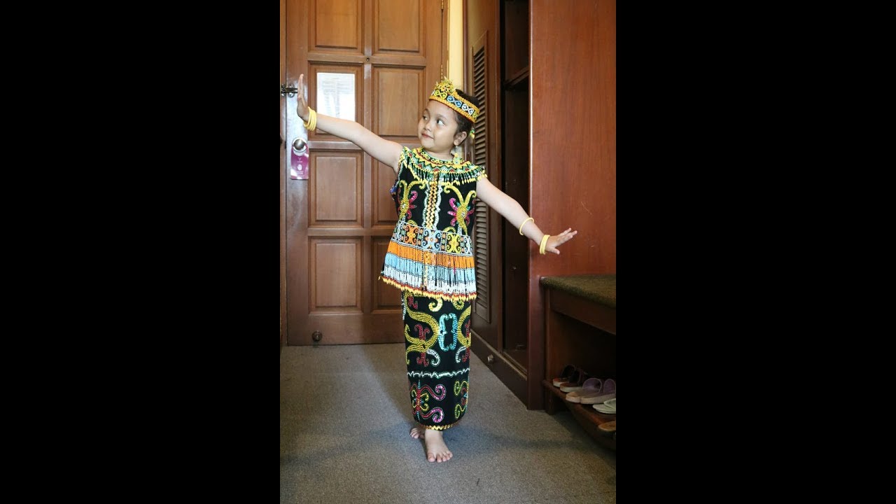 Detail Gambar Baju Adat Dayak Anak Perempuan Nomer 12