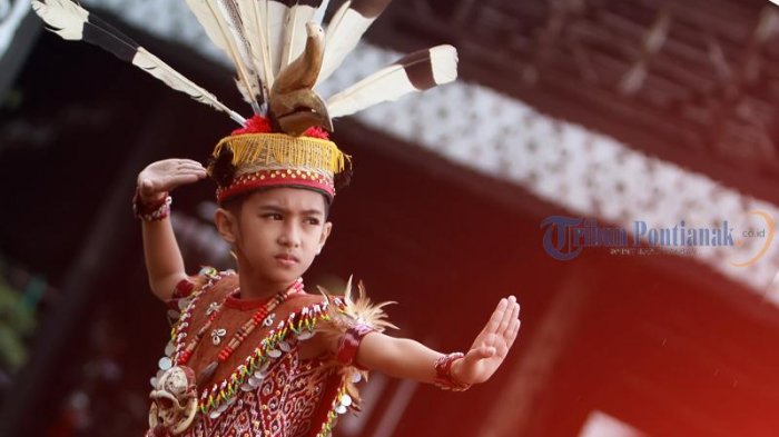 Detail Gambar Baju Adat Dayak Anak Perempuan Nomer 45