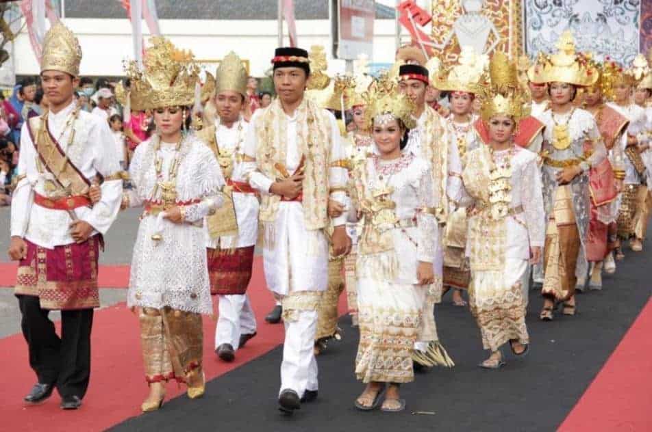 Detail Gambar Baju Adat Maluku Utara Nomer 8