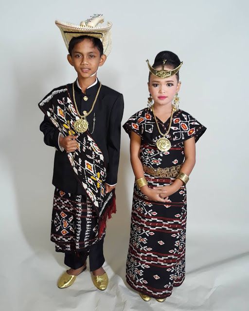 Detail Gambar Baju Adat Nusa Tenggara Nomer 15