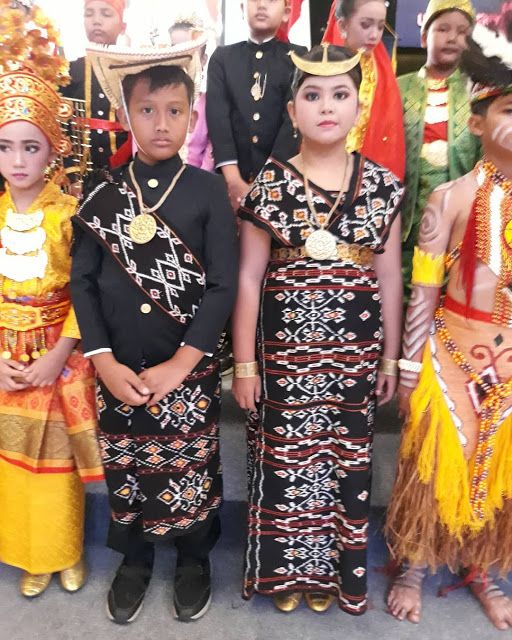 Detail Gambar Baju Adat Nusa Tenggara Timur Nomer 35