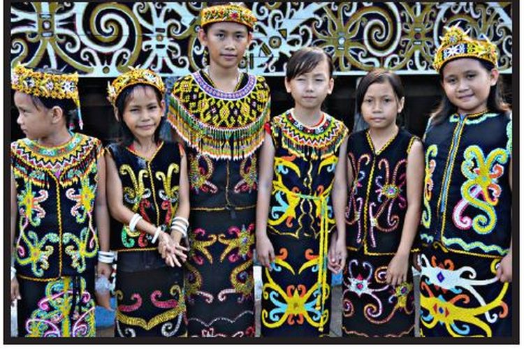 Gambar Baju Adat Suku Dayak - KibrisPDR