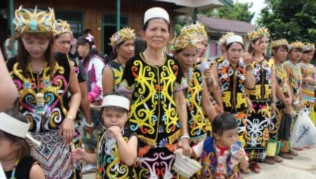 Detail Gambar Baju Adat Suku Dayak Nomer 50