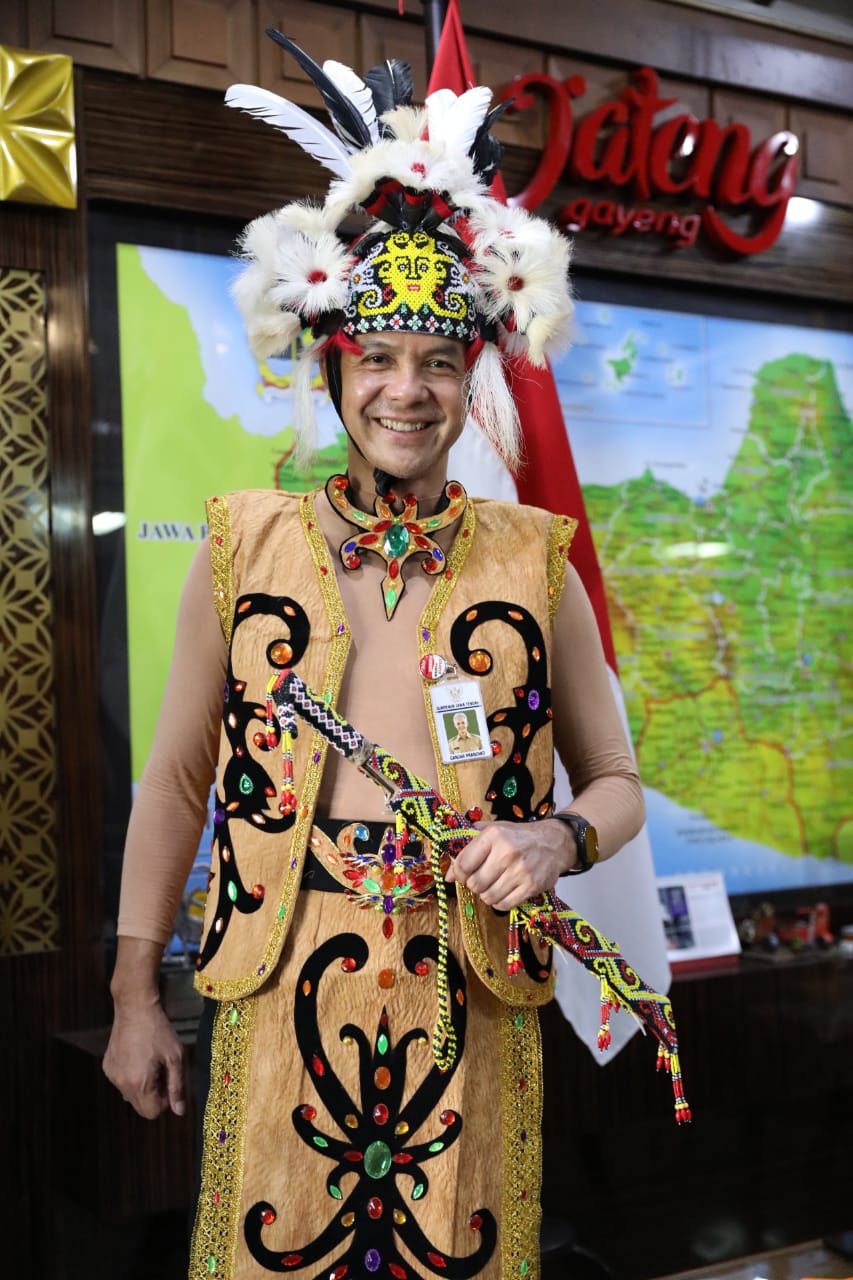 Detail Gambar Baju Adat Suku Dayak Nomer 52