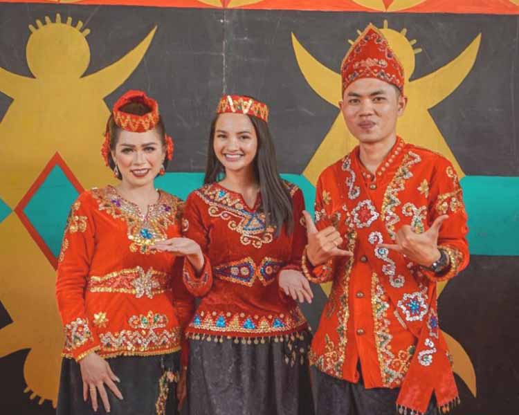 Detail Gambar Baju Adat Sulawesi Tengah Nomer 17