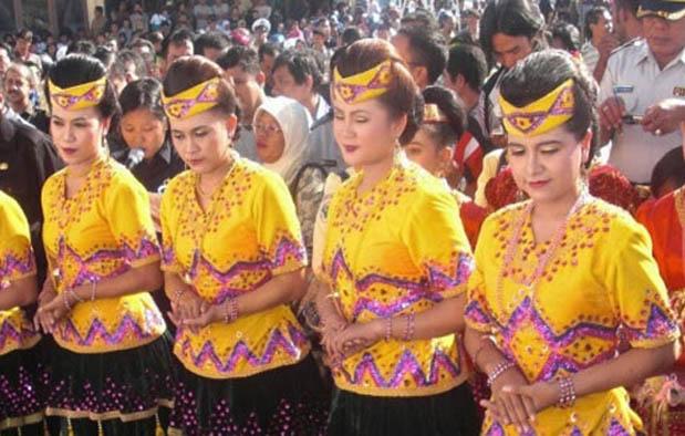 Detail Gambar Baju Adat Sulawesi Tengah Nomer 29