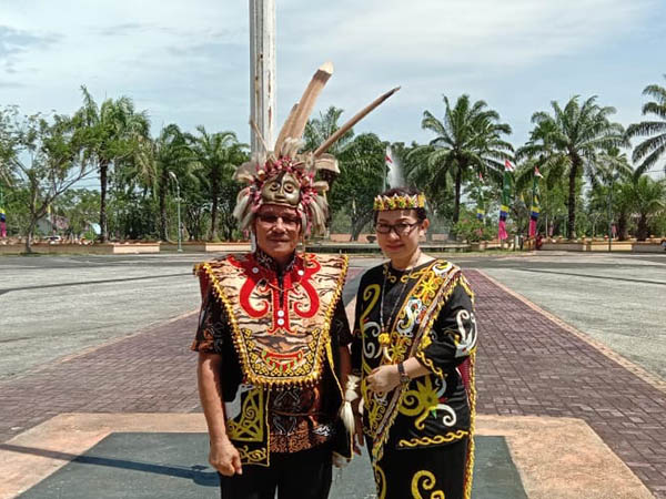 Detail Gambar Baju Suku Dayak Nomer 12