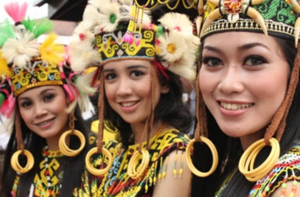 Detail Gambar Baju Suku Dayak Nomer 22