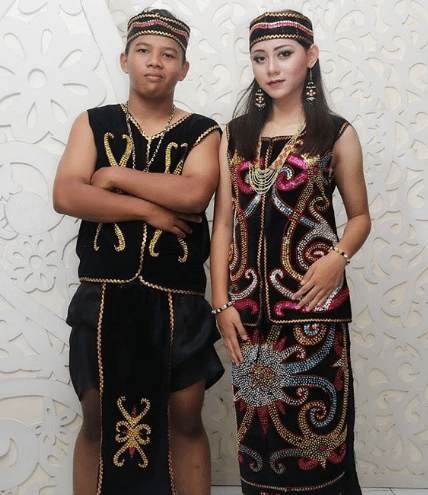 Detail Gambar Baju Suku Dayak Nomer 30