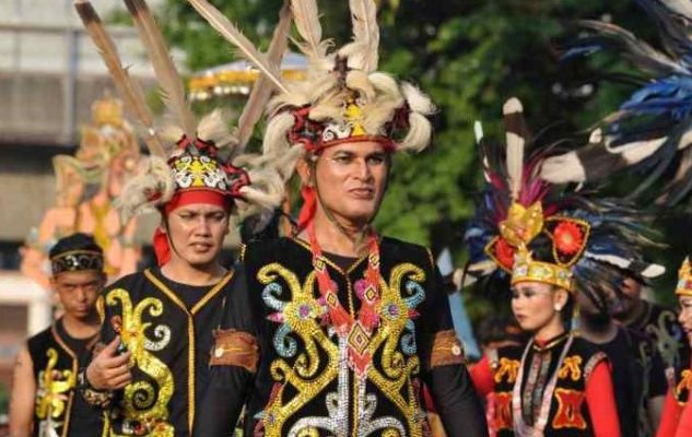 Detail Gambar Baju Suku Dayak Nomer 34