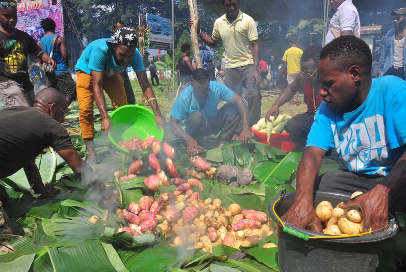 Detail Gambar Bakar Batu Nomer 15