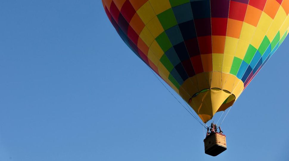 Detail Gambar Balon Terbang Di Langit Nomer 13