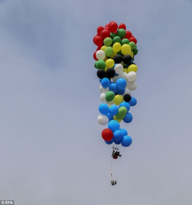 Detail Gambar Balon Terbang Di Langit Nomer 43