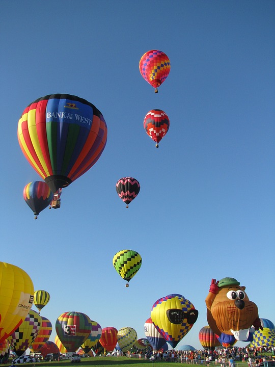 Detail Gambar Balon Terbang Di Langit Nomer 44