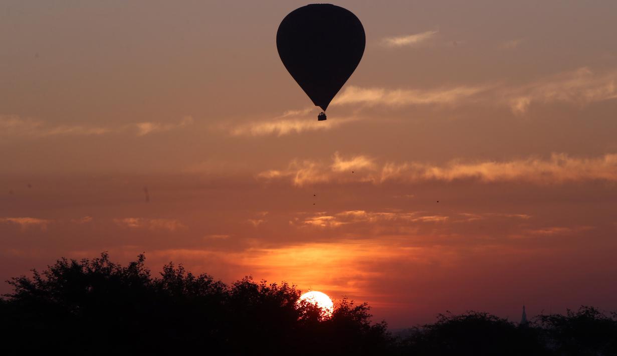 Detail Gambar Balon Terbang Di Langit Nomer 6