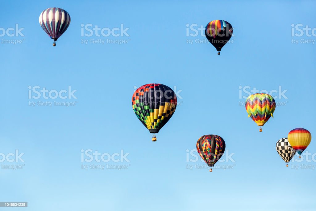 Detail Gambar Balon Terbang Di Langit Nomer 7