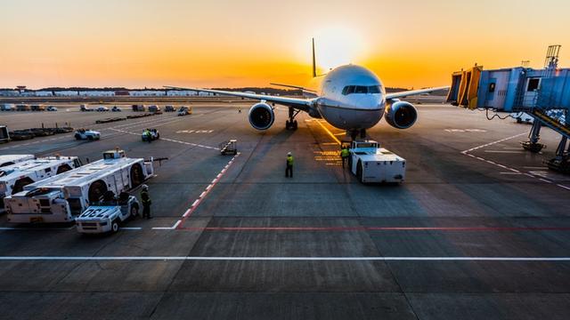 Gambar Bandara Dengan Pesawatnya - KibrisPDR