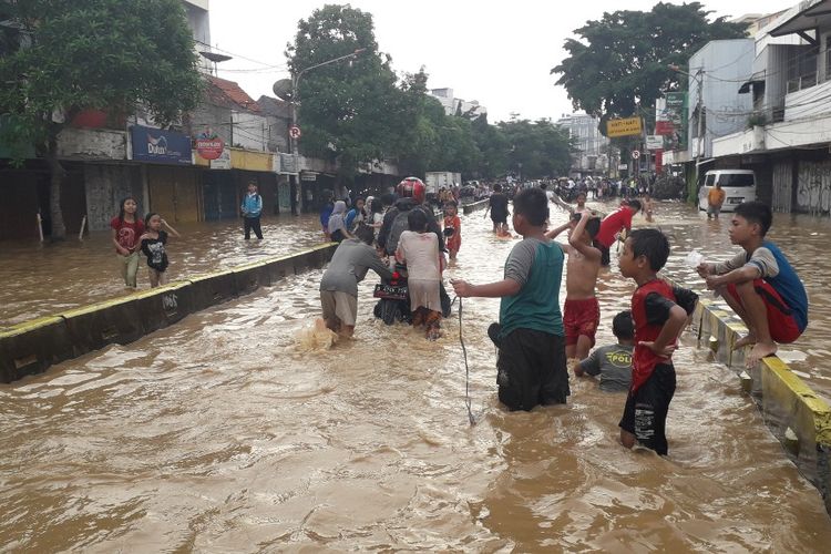 Detail Gambar Banjir Di Jakarta Nomer 14