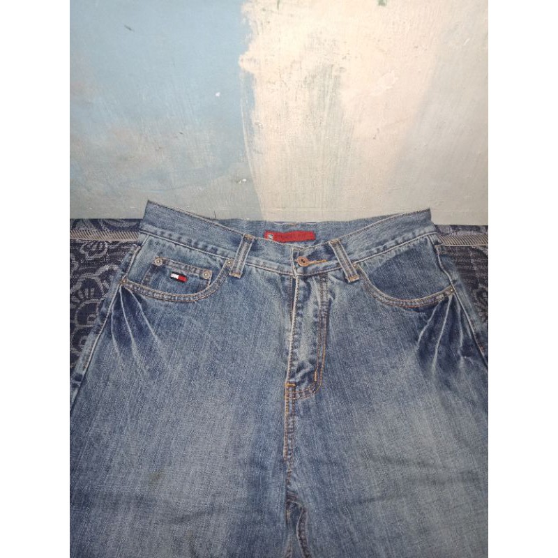 Detail Celana Jeans Tommy Hilfiger Nomer 38