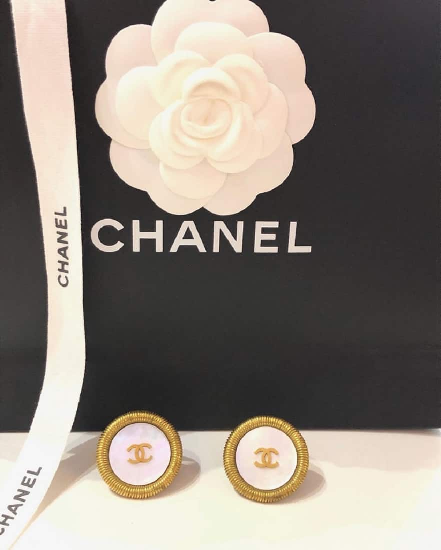Detail Chanel Logo Gold Nomer 51