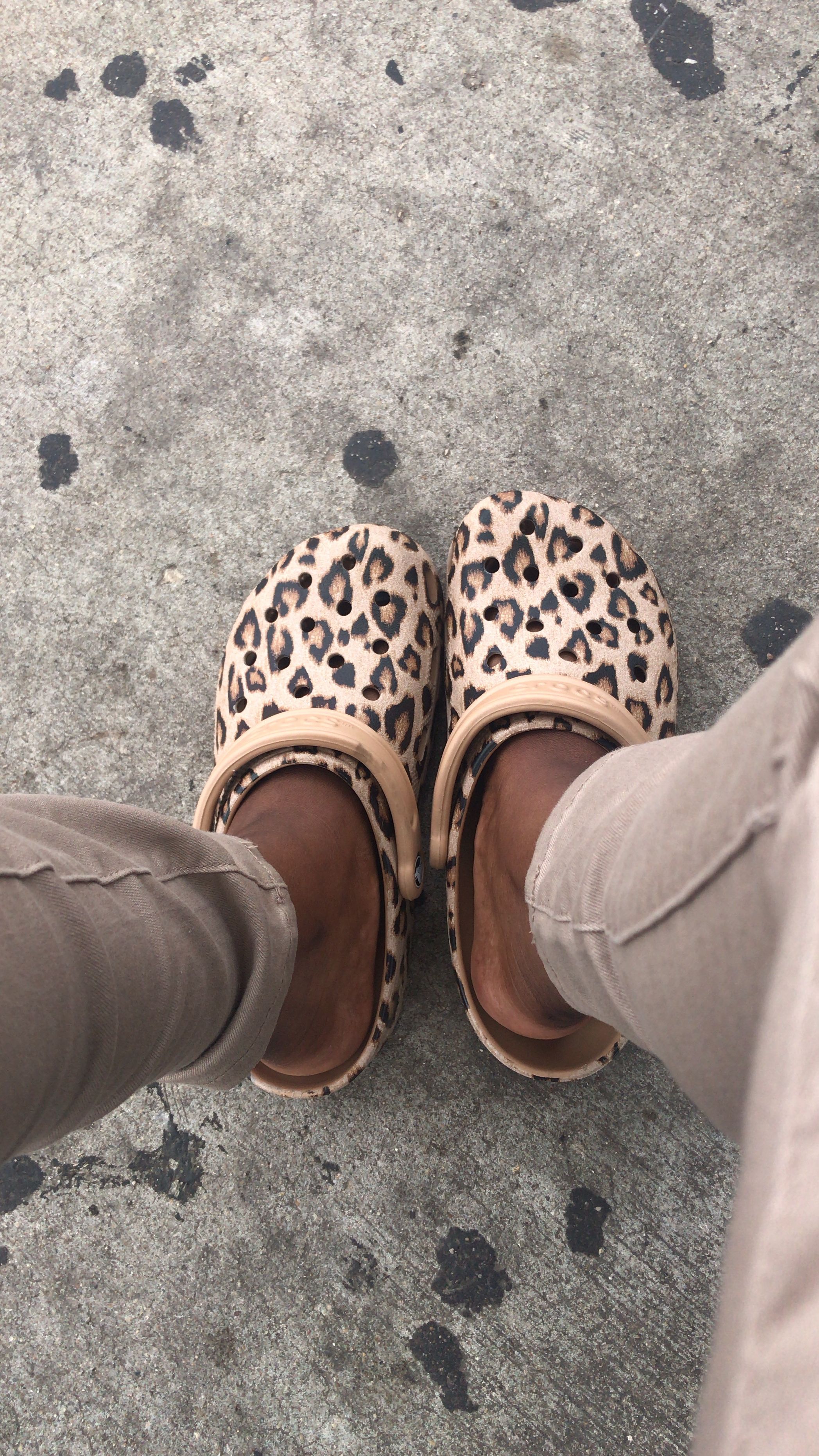Detail Cheeta Print Crocs Nomer 12