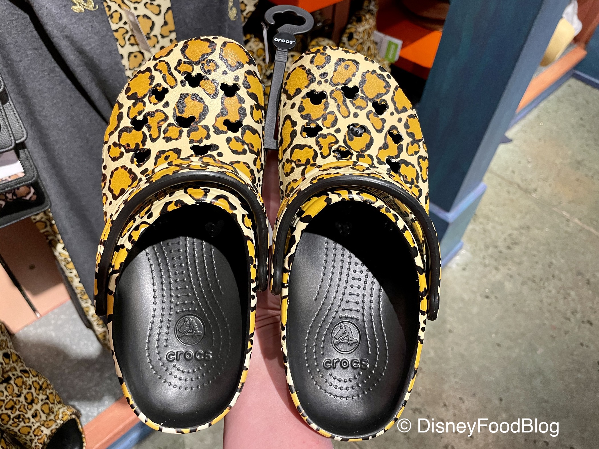 Detail Cheeta Print Crocs Nomer 25