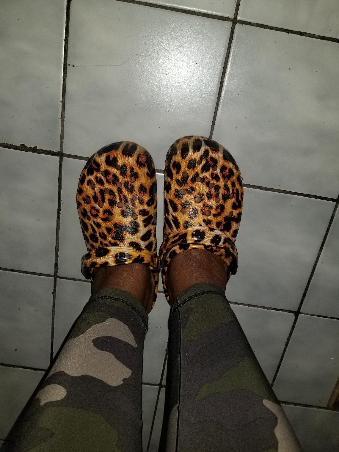 Detail Cheeta Print Crocs Nomer 50