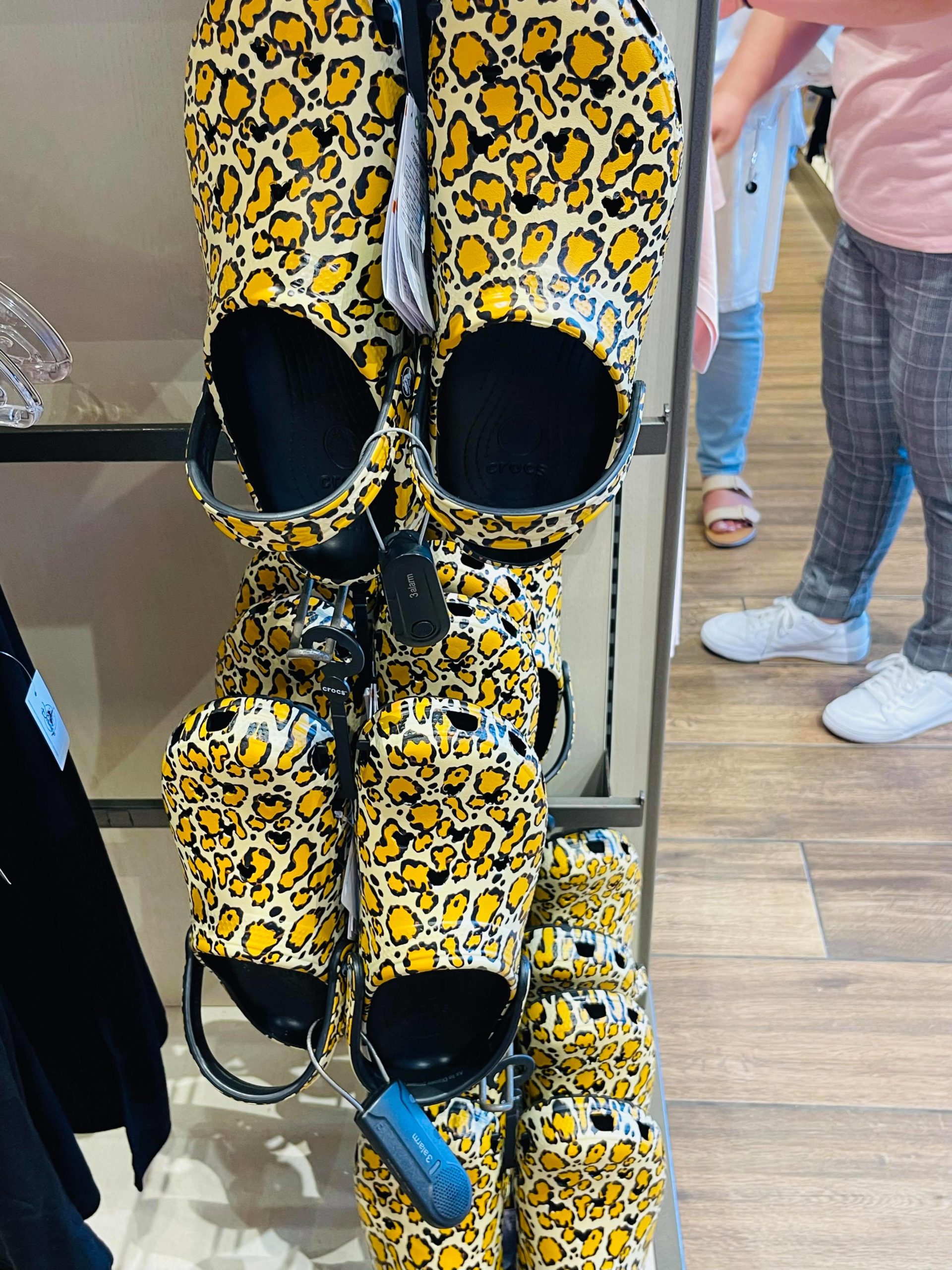 Detail Cheeta Print Crocs Nomer 8