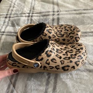 Detail Cheeta Print Crocs Nomer 10