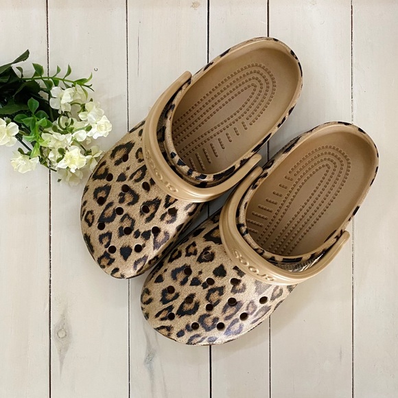 Detail Cheetah Print Crocs Nomer 28