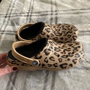 Detail Cheetah Print Crocs With Fur Nomer 2