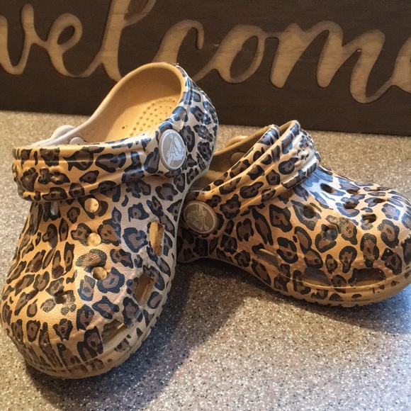 Detail Cheetah Print Crocs With Fur Nomer 22