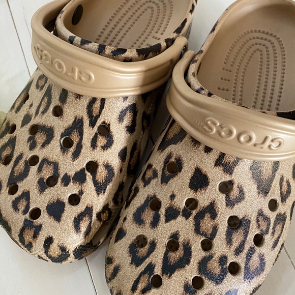 Detail Cheetah Print Crocs With Fur Nomer 37