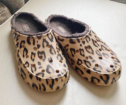 Detail Cheetah Print Crocs With Fur Nomer 40