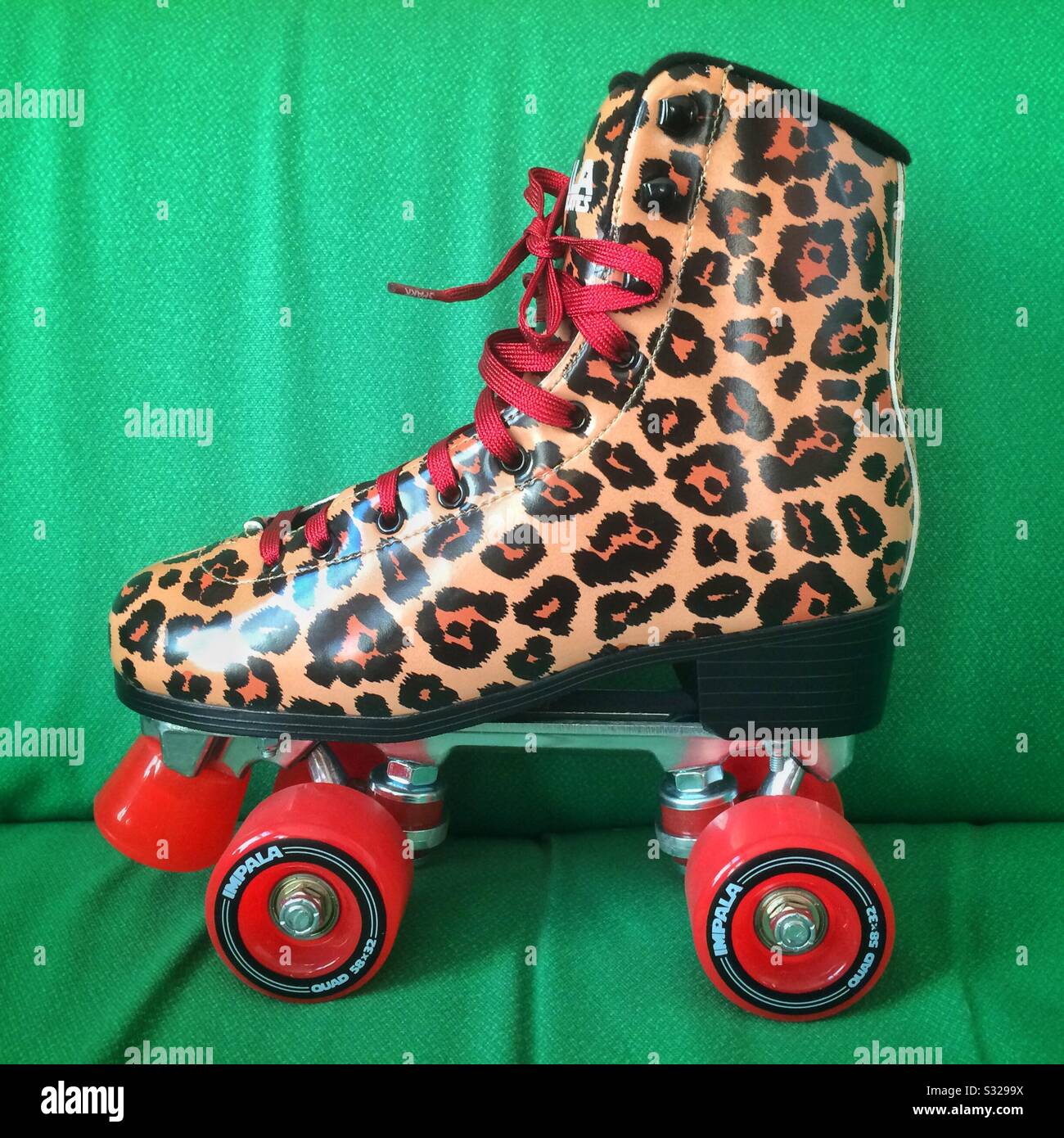 Detail Cheetah Print Roller Skates Nomer 14
