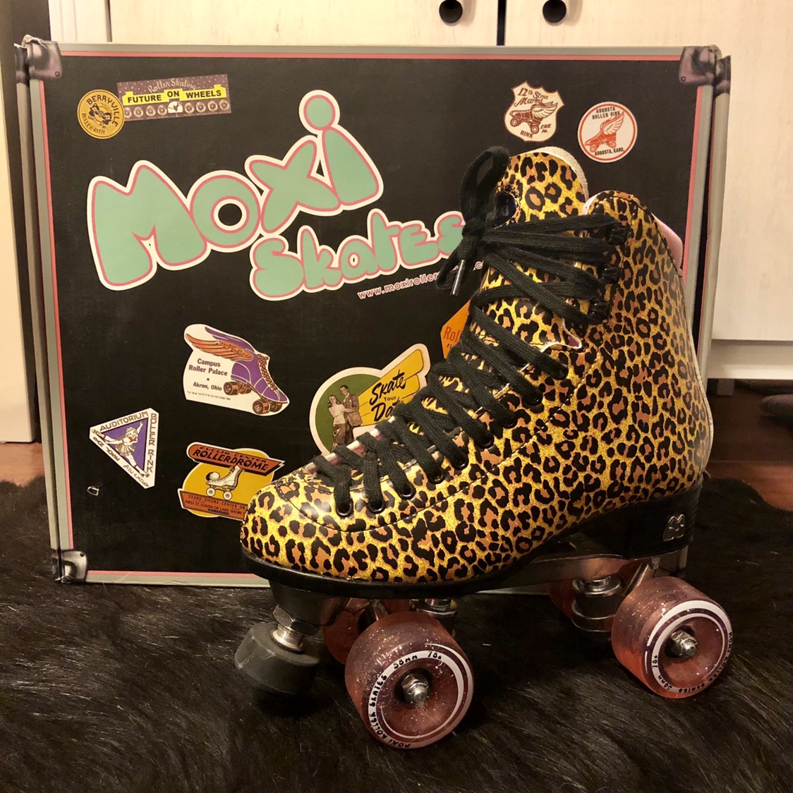 Detail Cheetah Print Roller Skates Nomer 40