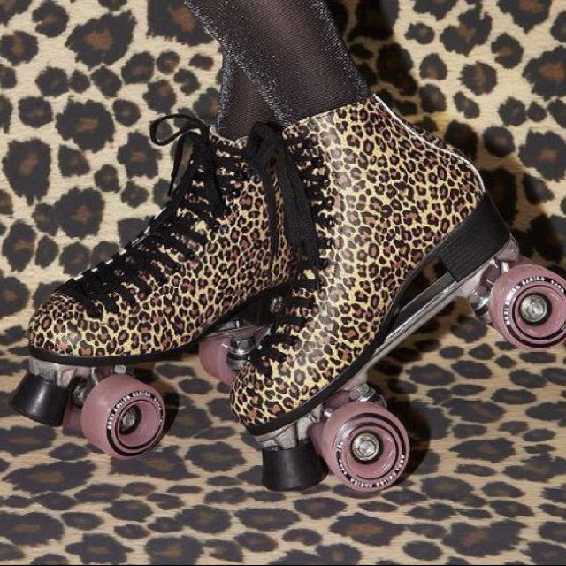 Detail Cheetah Print Roller Skates Nomer 50
