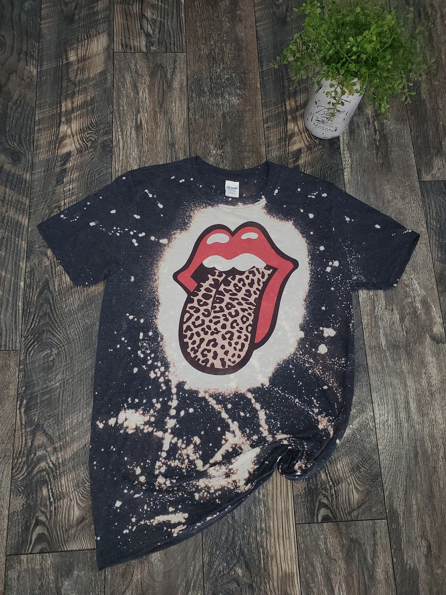 Detail Cheetah Print Tongue Shirt Nomer 16