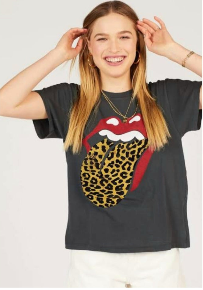 Detail Cheetah Print Tongue Shirt Nomer 45