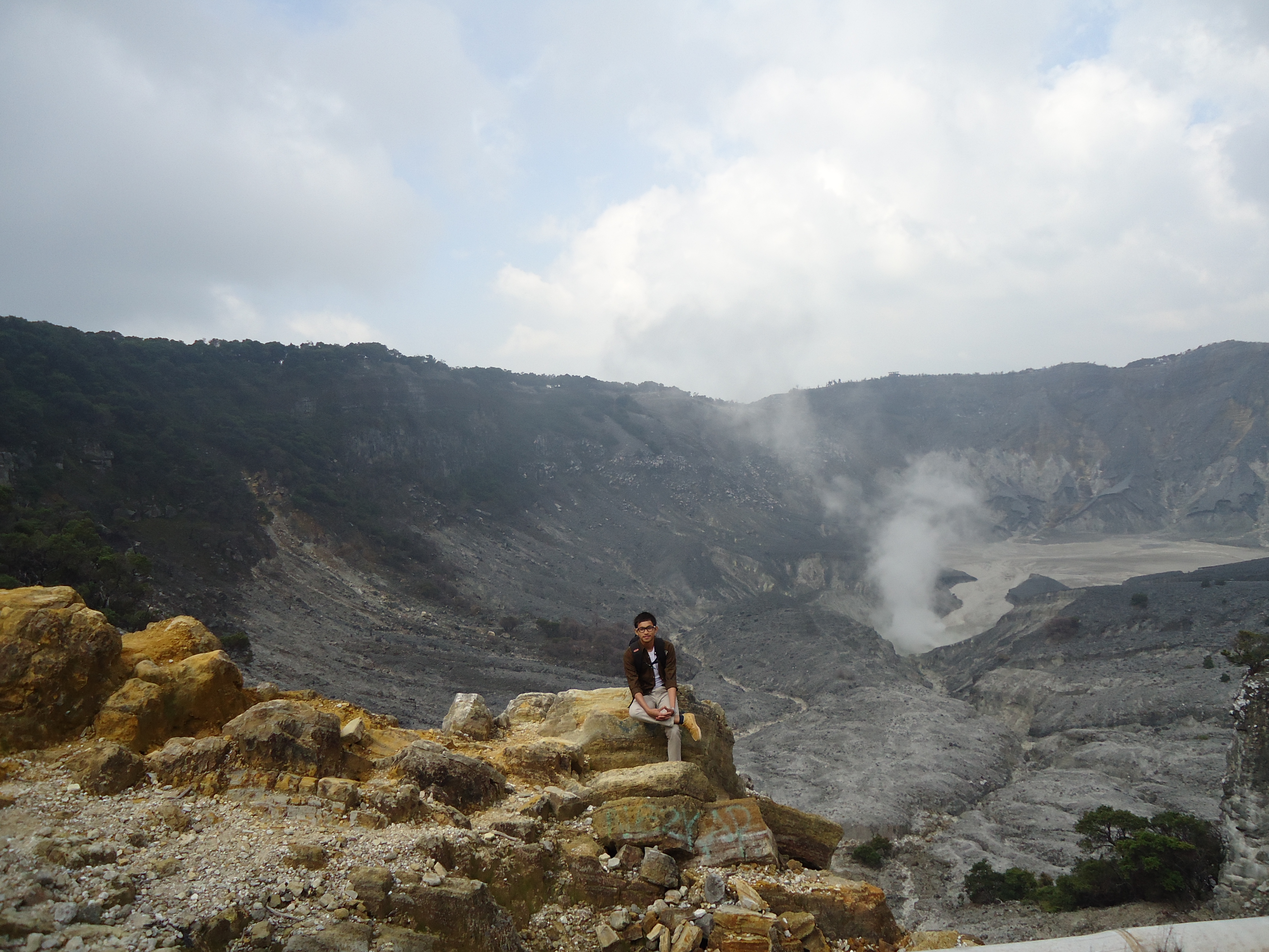 Detail Gambar Batuan Disekitar Kawah Nomer 31