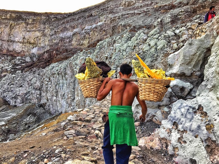 Detail Gambar Batuan Disekitar Kawah Nomer 43